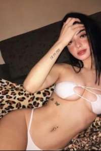 Mutlu Son Masaj'da eşsiz deneyimler sunan seksi escort bayan: Selin