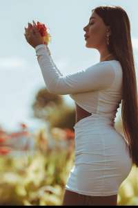Sınırsız Escort Bölgesinde Parlayan Güzel: Romantik ve Maceracı