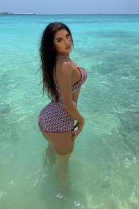 Sınırsız Escort Bölgesinde Parlayan Güzel: Romantik ve Maceracı