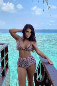 Sınırsız Escort Bölgesinde Parlayan Güzel: Romantik ve Maceracı