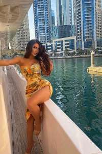 Sınırsız Escort Bölgesinde Parlayan Güzel: Romantik ve Maceracı