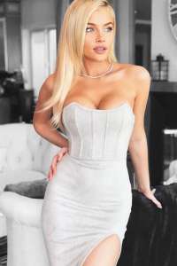 Sınırsız Escort'ta Heyecan Dolu Geceler İçin Genç ve Güzel Ela